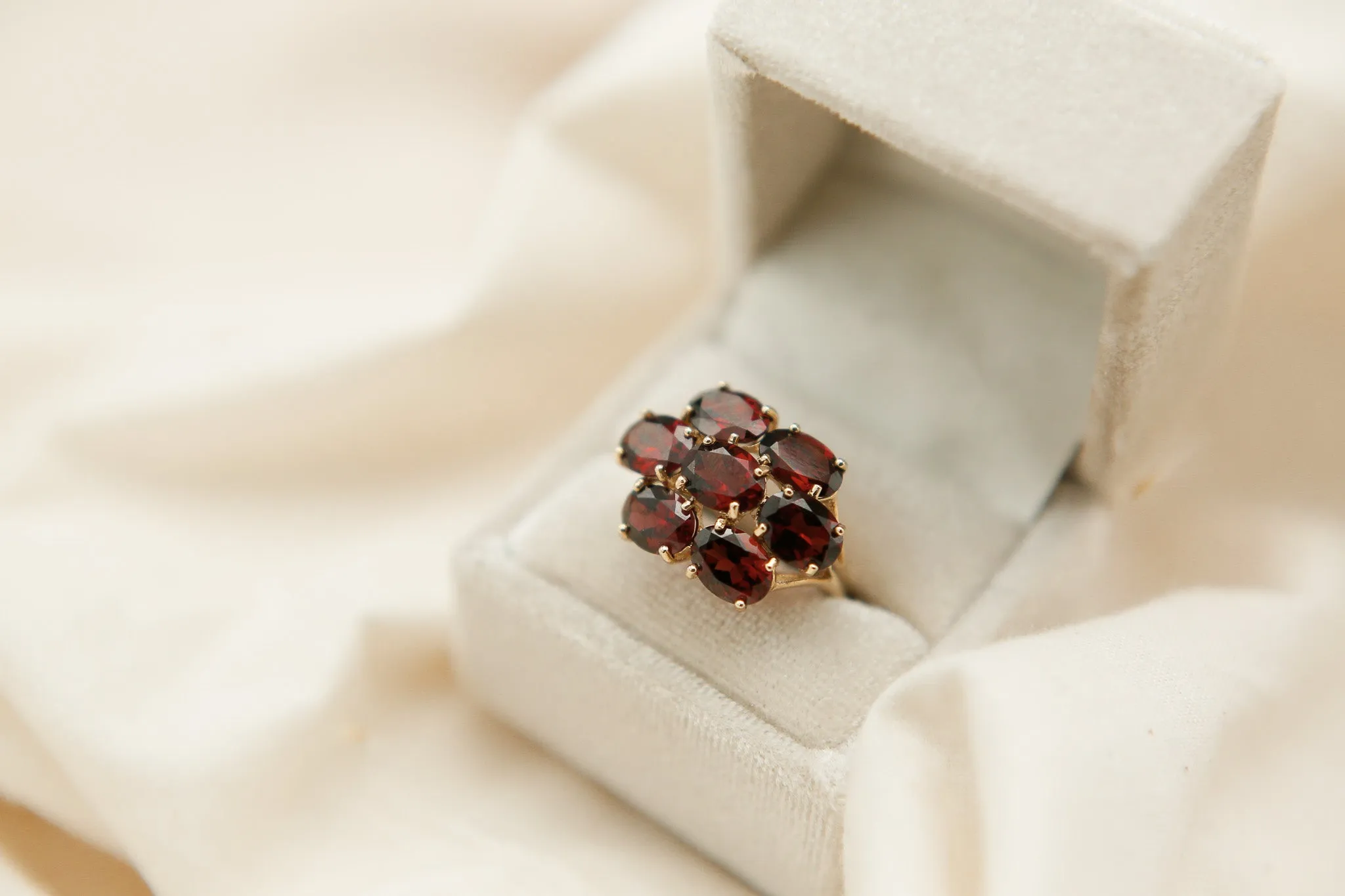 10k Garnet Flower ring | Sz 8