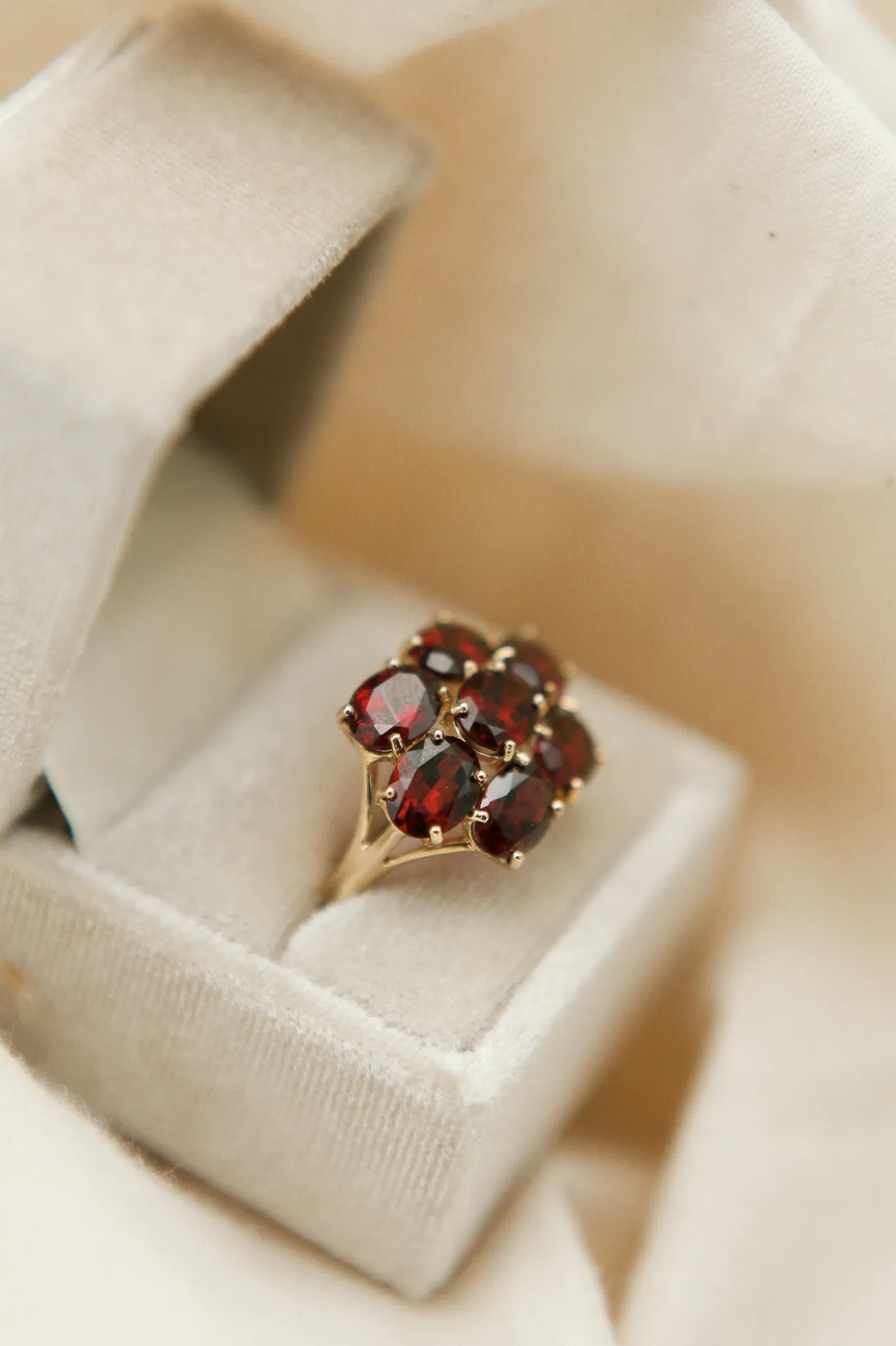 10k Garnet Flower ring | Sz 8