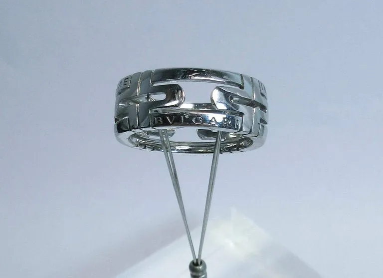 BVLGARI 18 Karat White Gold Ring Size 6 1/2