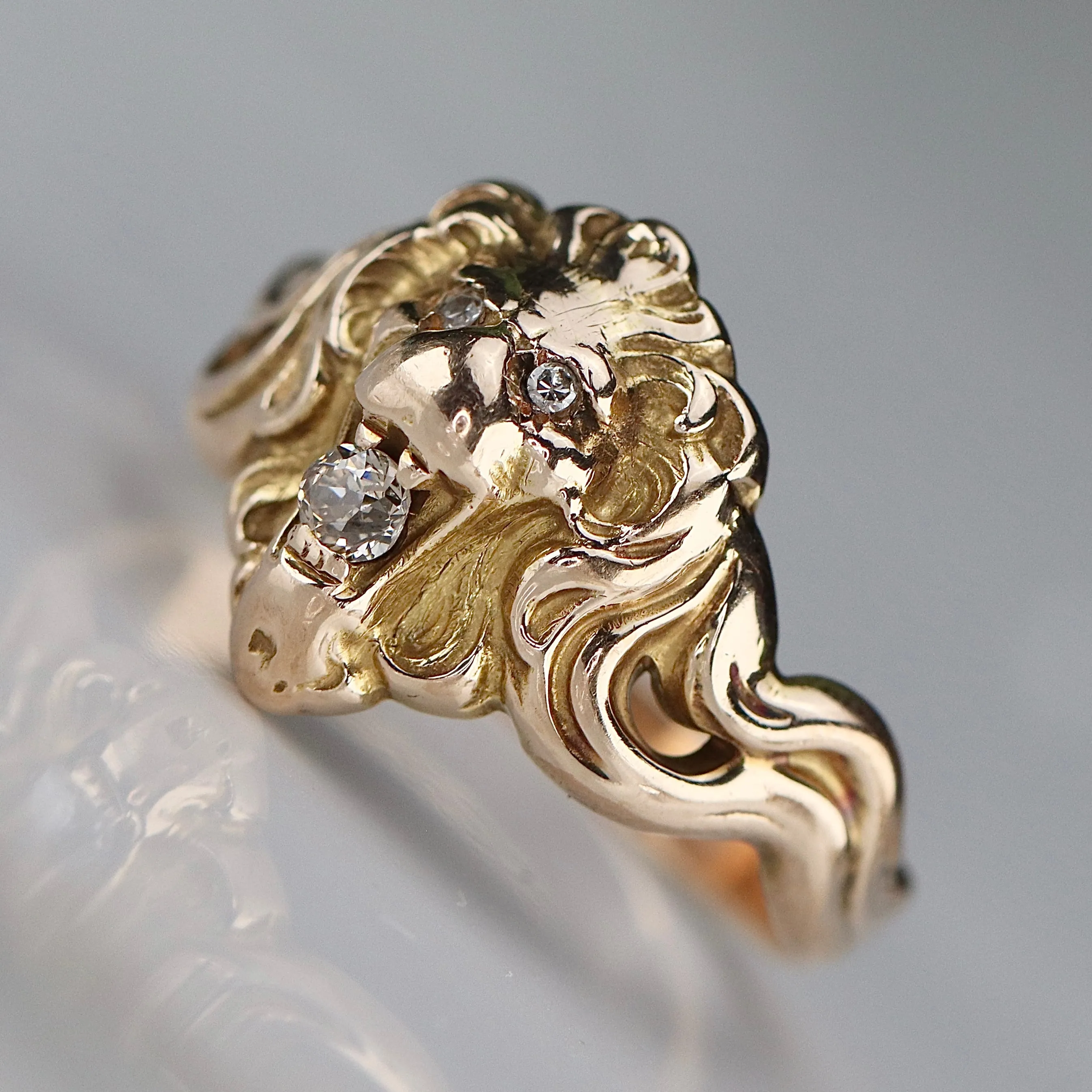 Vintage detailed Lion ring in yellow gold with diamonds