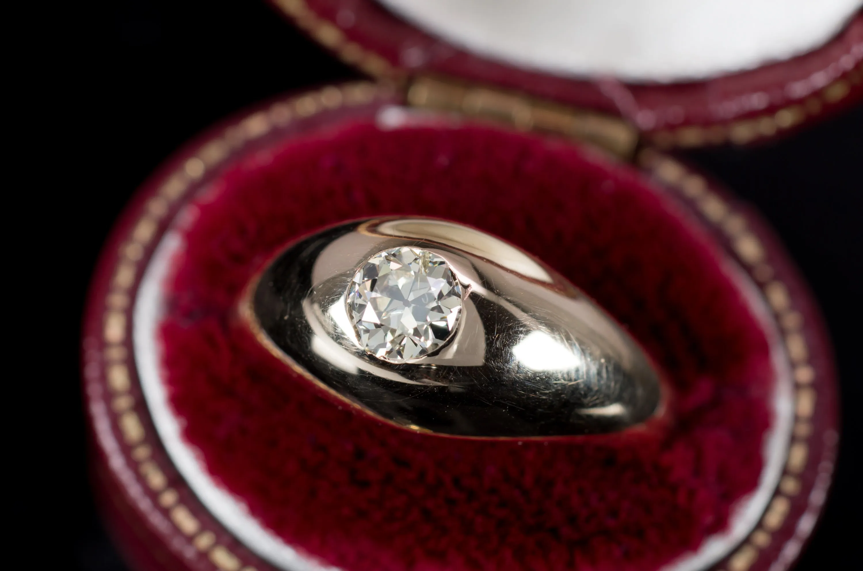 VINTAGE GYPSY SET RING IN YELLOW GOLD