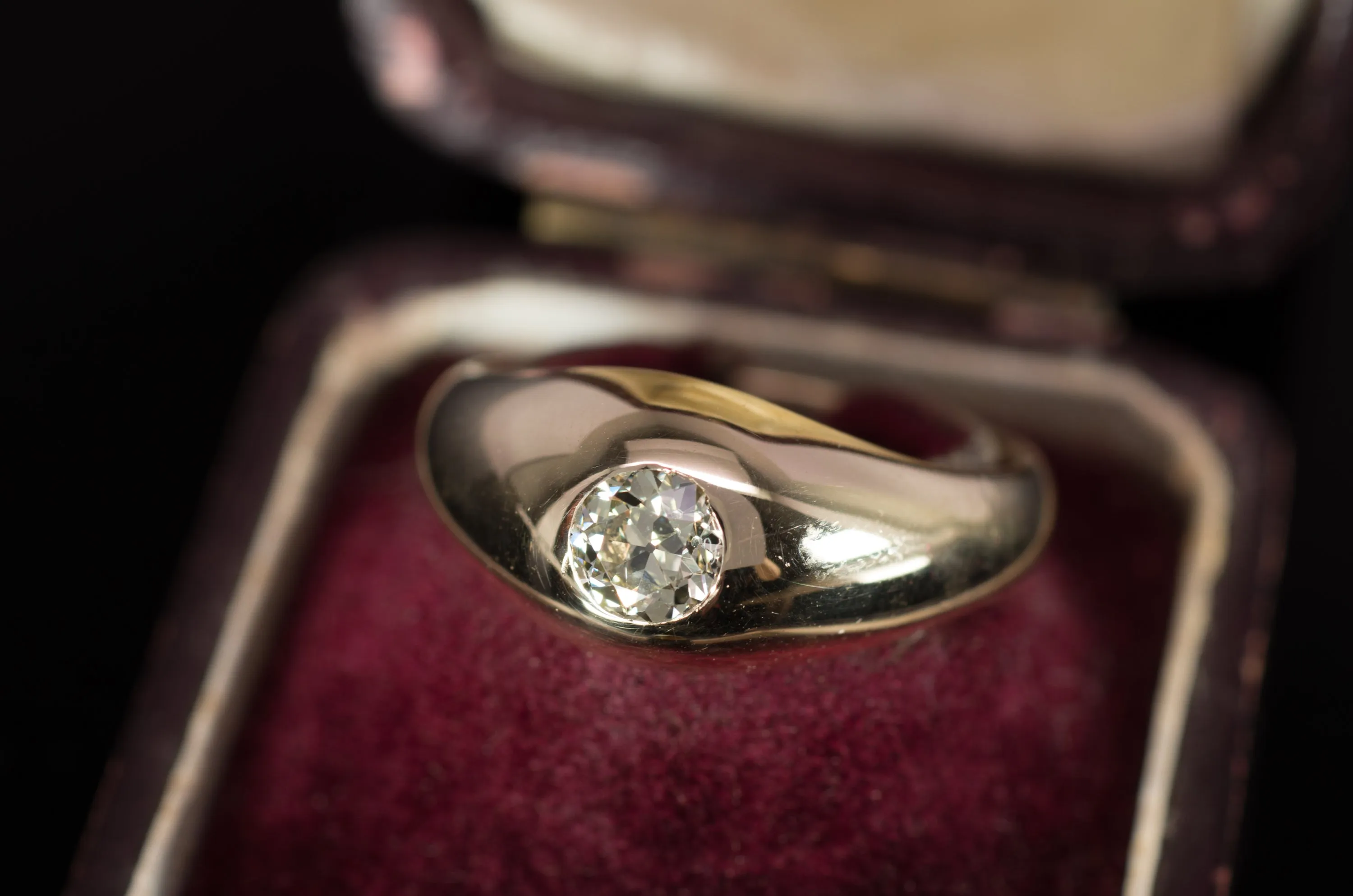 VINTAGE GYPSY SET RING IN YELLOW GOLD