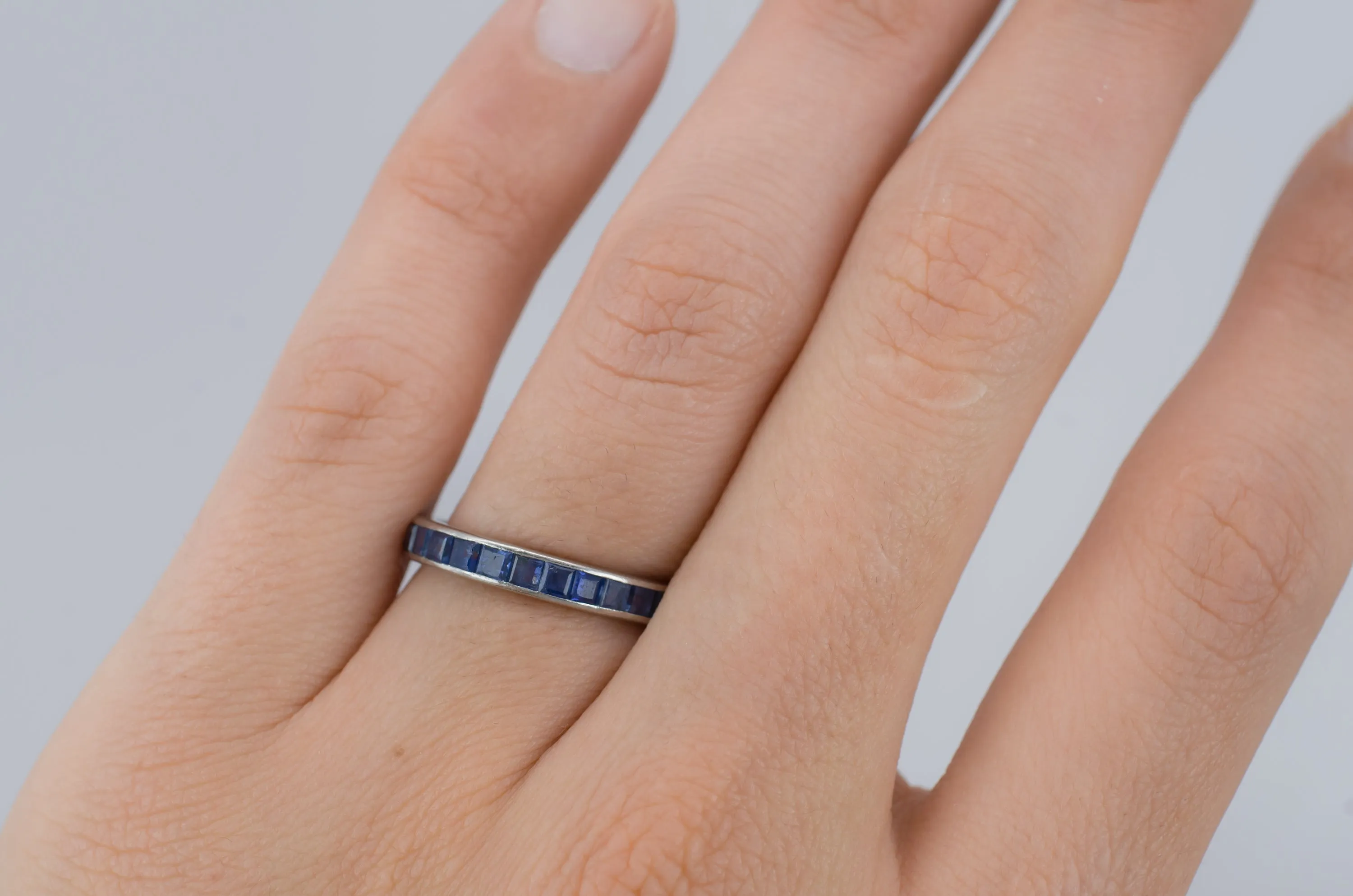 VINTAGE SAPPHIRE ETERNITY RING IN PLATINUM