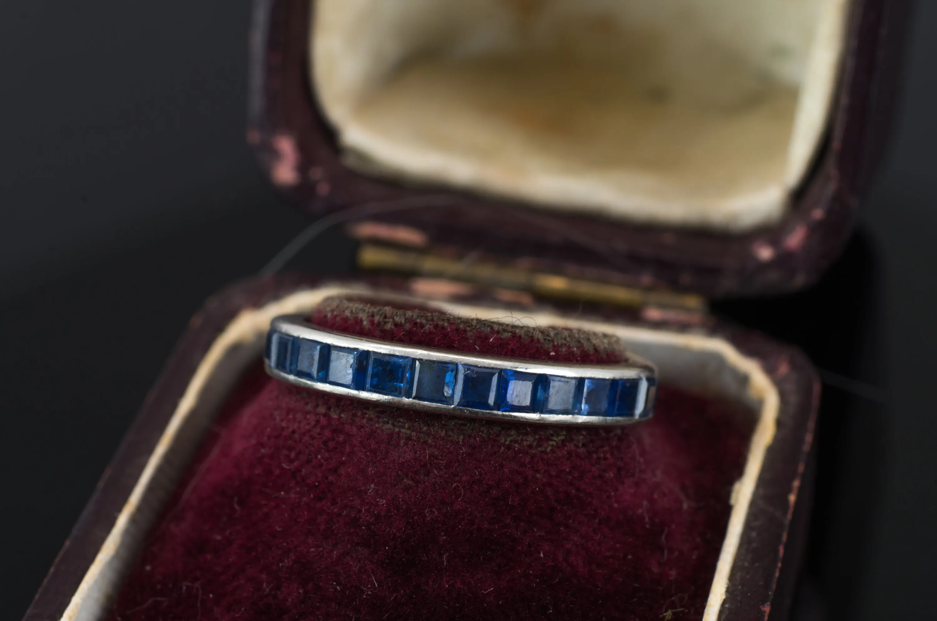 VINTAGE SAPPHIRE ETERNITY RING IN PLATINUM