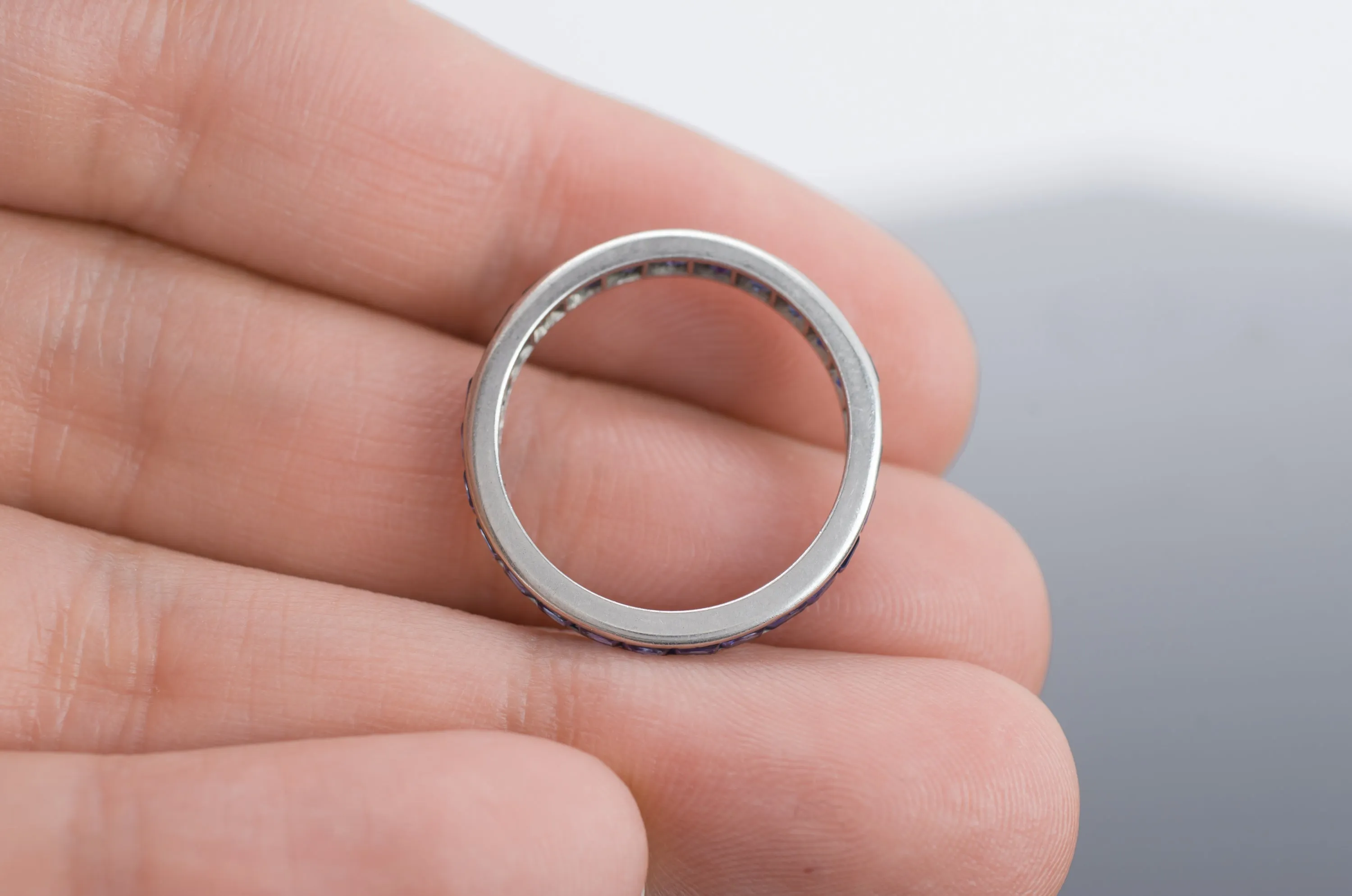 VINTAGE SAPPHIRE ETERNITY RING IN PLATINUM