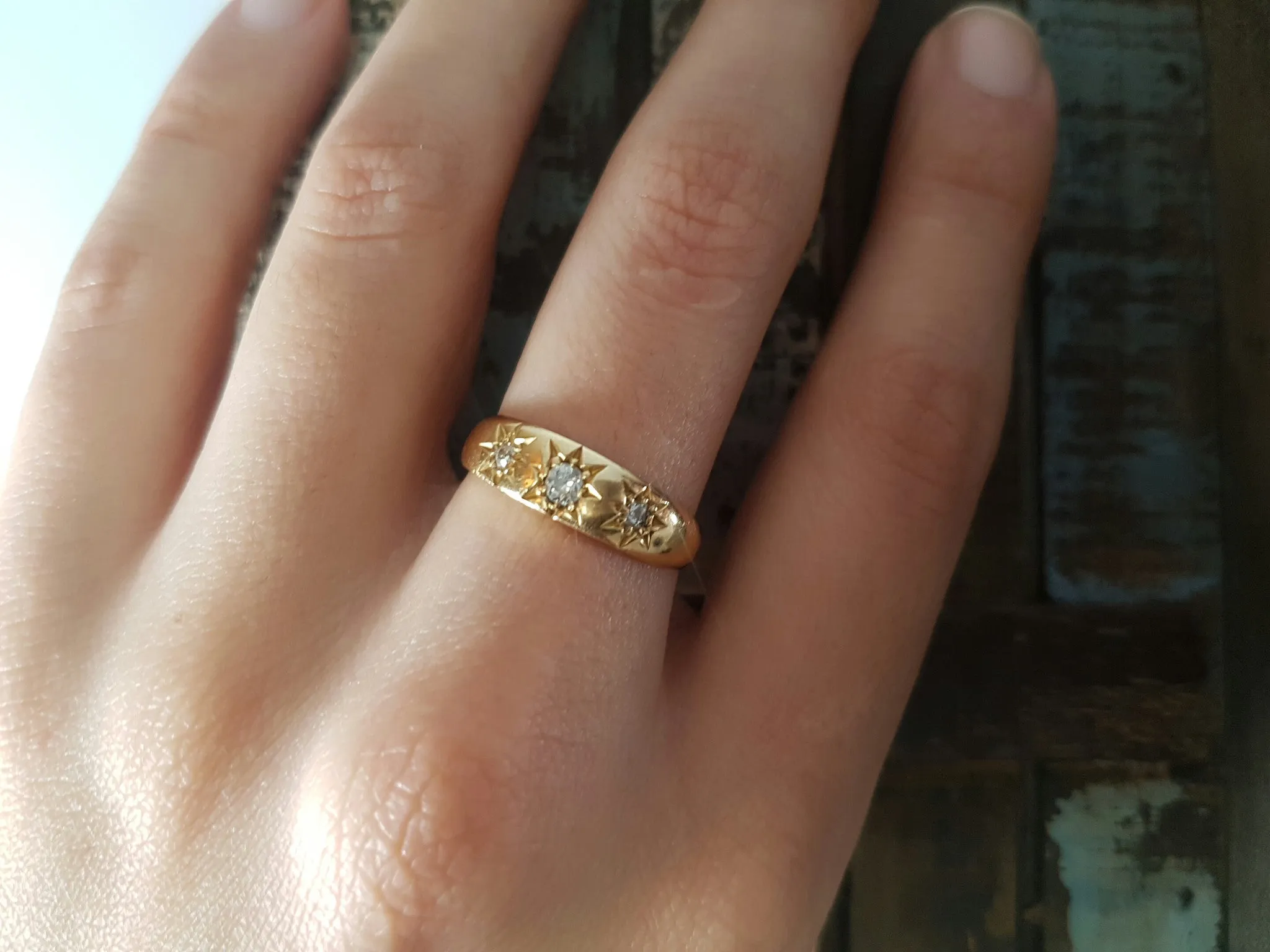 VINTAGE THREE DIAMOND STAR BAND IN 18K YELLOW GOLD