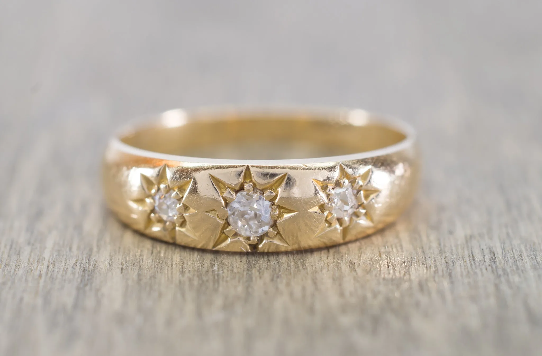 VINTAGE THREE DIAMOND STAR BAND IN 18K YELLOW GOLD