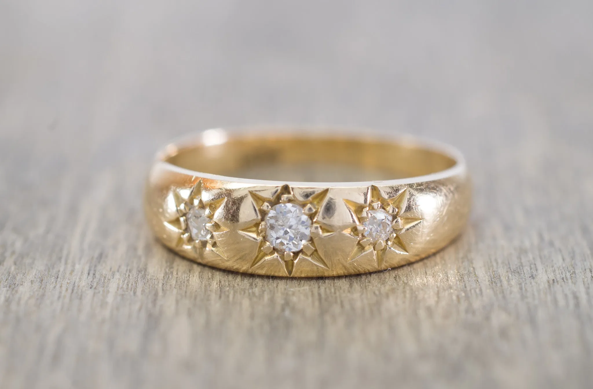 VINTAGE THREE DIAMOND STAR BAND IN 18K YELLOW GOLD