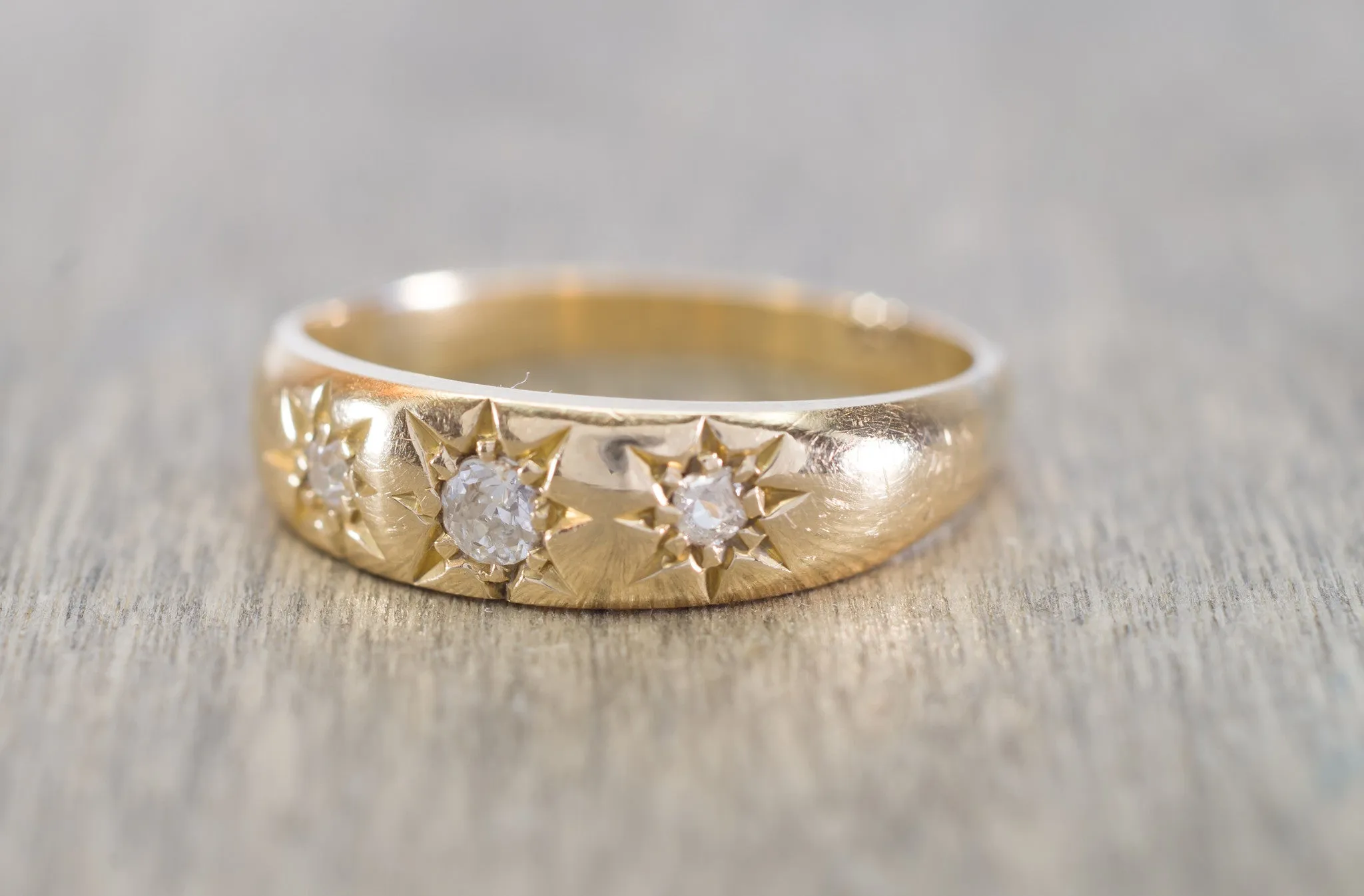 VINTAGE THREE DIAMOND STAR BAND IN 18K YELLOW GOLD