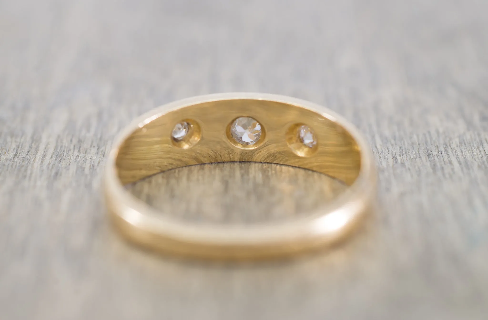VINTAGE THREE DIAMOND STAR BAND IN 18K YELLOW GOLD