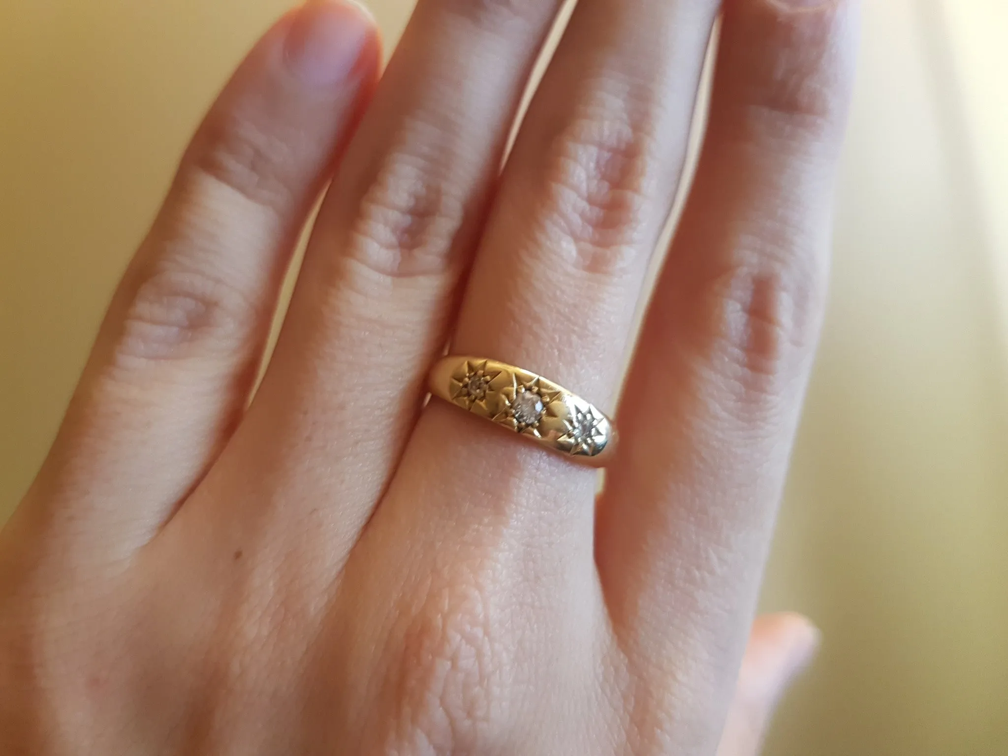 VINTAGE THREE DIAMOND STAR BAND IN 18K YELLOW GOLD